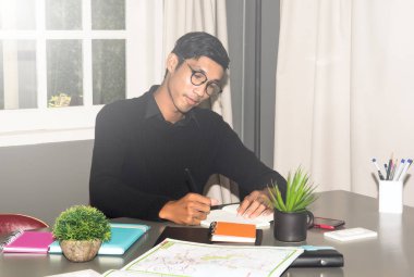 Çalışkan öğrenci kitap ile portresi 