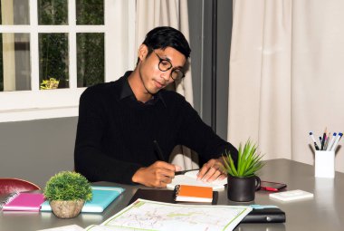 Çalışkan öğrenci kitap ile portresi 