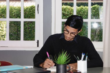 Çalışkan öğrenci kitap ile portresi 