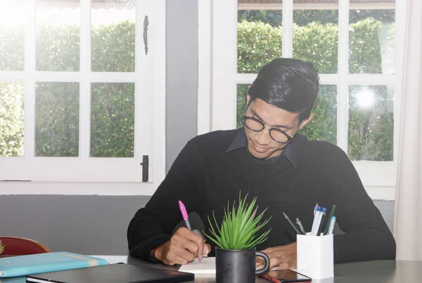 Çalışkan öğrenci kitap ile portresi 