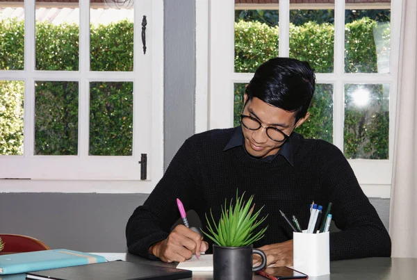 Çalışkan öğrenci kitap ile portresi 