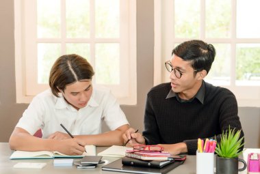 Genç çocuk ile ev öğretmen eğitimi