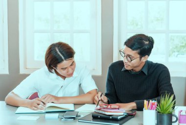 Genç çocuk ile ev öğretmen eğitimi