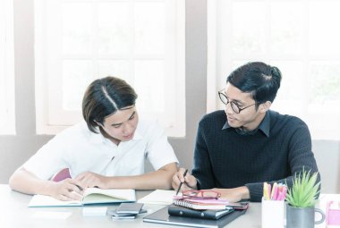 Genç çocuk ile ev öğretmen eğitimi