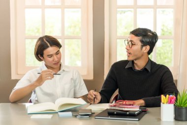 Genç çocuk ile ev öğretmen eğitimi