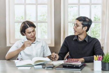 Genç çocuk ile ev öğretmen eğitimi