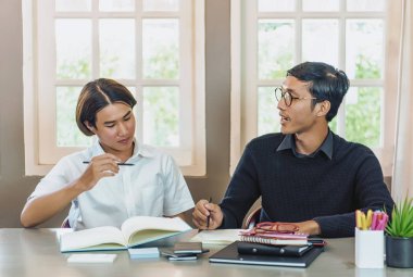 Genç çocuk ile ev öğretmen eğitimi