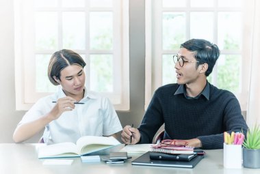 Genç çocuk ile ev öğretmen eğitimi