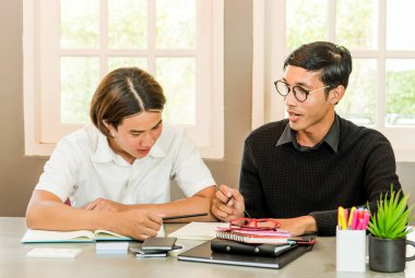 Genç çocuk ile ev öğretmen eğitimi