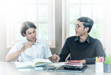 Genç çocuk ile ev öğretmen eğitimi