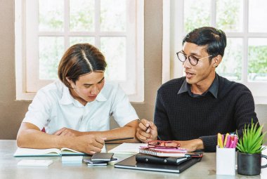 Genç çocuk ile ev öğretmen eğitimi