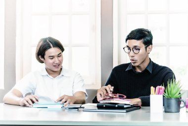 Genç çocuk ile ev öğretmen eğitimi