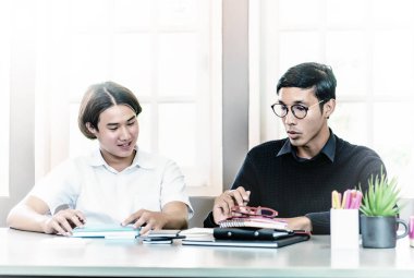 Genç çocuk ile ev öğretmen eğitimi