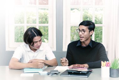 Genç çocuk ile ev öğretmen eğitimi