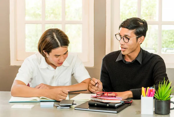 Genç çocuk ile ev öğretmen eğitimi
