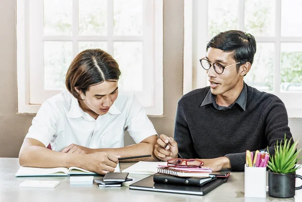 Genç çocuk ile ev öğretmen eğitimi