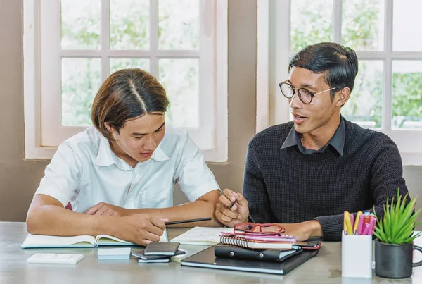 Genç çocuk ile ev öğretmen eğitimi