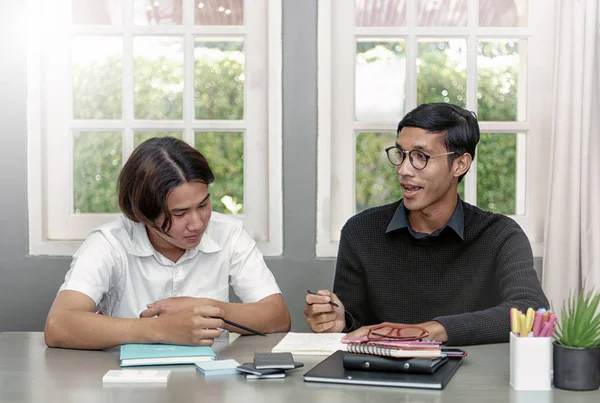 Genç çocuk ile ev öğretmen eğitimi