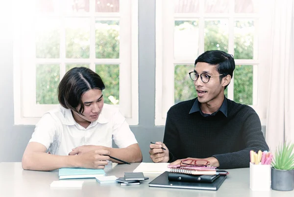 Genç çocuk ile ev öğretmen eğitimi