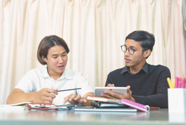 Genç çocuk ile ev öğretmen eğitimi