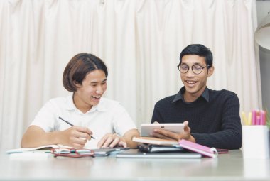 Genç çocuk ile ev öğretmen eğitimi