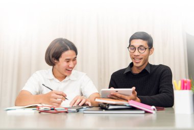 Genç çocuk ile ev öğretmen eğitimi