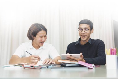 Genç çocuk ile ev öğretmen eğitimi