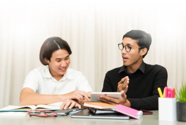 Genç çocuk ile ev öğretmen eğitimi