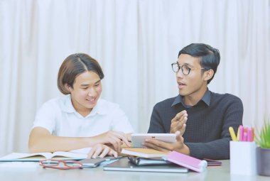 Genç çocuk ile ev öğretmen eğitimi