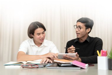 Genç çocuk ile ev öğretmen eğitimi