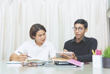 Genç çocuk ile ev öğretmen eğitimi