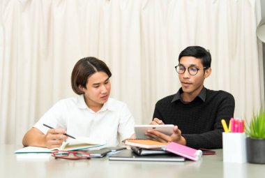 Genç çocuk ile ev öğretmen eğitimi