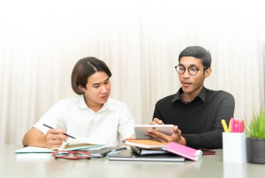 Genç çocuk ile ev öğretmen eğitimi