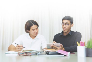 Genç çocuk ile ev öğretmen eğitimi