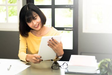 Dijital tablet kullanma çalışma alanı üzerinde güzel kadın