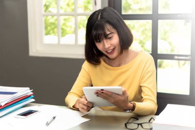 Dijital tablet kullanma çalışma alanı üzerinde güzel kadın