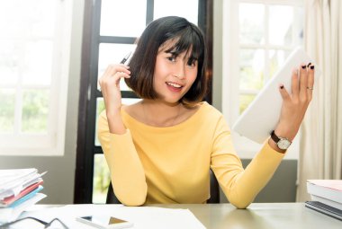 Dijital tablet kullanma çalışma alanı üzerinde güzel kadın