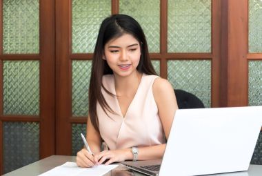 dijital bir tablo kullanarak çalışma alanı üzerinde güzel kadın