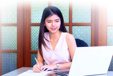 dijital bir tablo kullanarak çalışma alanı üzerinde güzel kadın