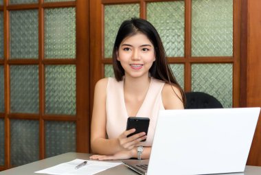 dijital bir tablo kullanarak çalışma alanı üzerinde güzel kadın