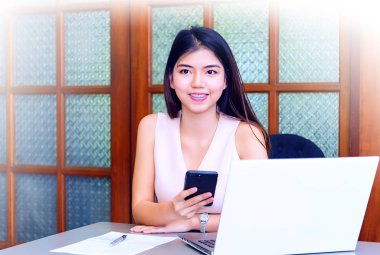 dijital bir tablo kullanarak çalışma alanı üzerinde güzel kadın