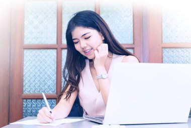 dijital bir tablo kullanarak çalışma alanı üzerinde güzel kadın