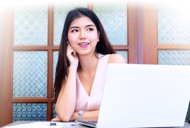 dijital bir tablo kullanarak çalışma alanı üzerinde güzel kadın