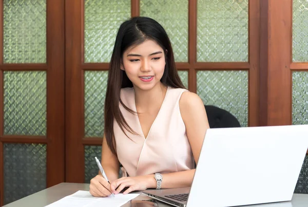 dijital bir tablo kullanarak çalışma alanı üzerinde güzel kadın