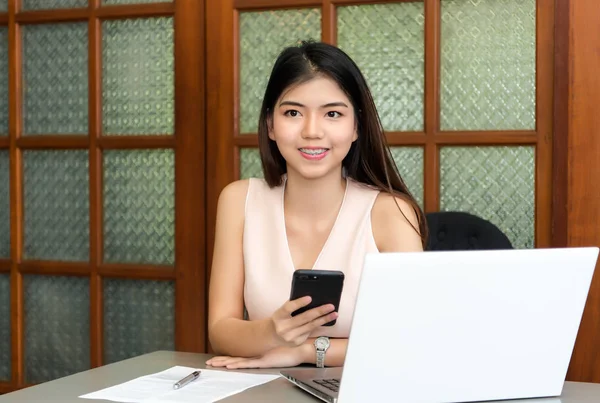 dijital bir tablo kullanarak çalışma alanı üzerinde güzel kadın