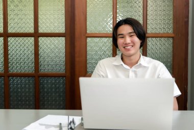 Öğrenci eğitim ve hom bir masada oturan bir defter notları yazma