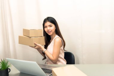 eski, güzel kadın sahibi teslim başlangıç hizmet posta kutusu