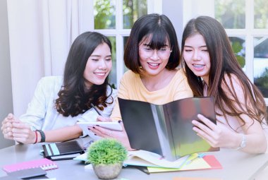 Grup genç kadın öğrenci masada Toplantı.