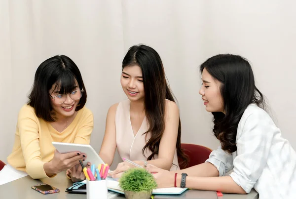 Gruppen av unga kvinnan student möts vid bordet — Stockfoto