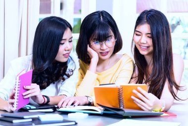 Grup genç kadın öğrenci masada Toplantı.